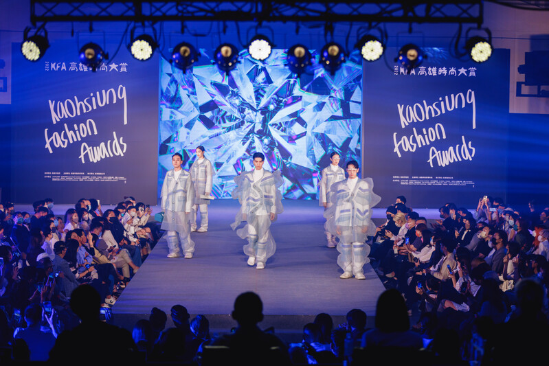 洪梓寧 (Vivian) 蘇瀅瀅 (Kairi)