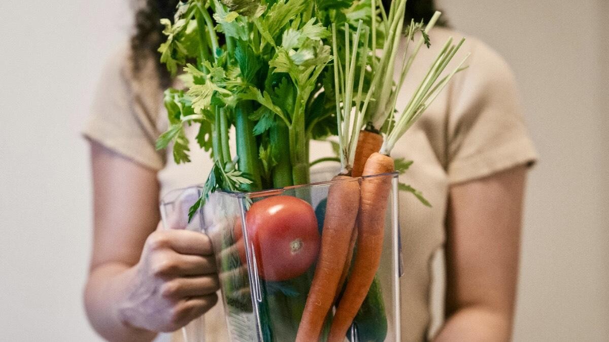 多喝「西芹汁」排毒又消腫！6大神奇功效+食譜推薦、怕芹味的人5個建議讓妳秒圈粉！